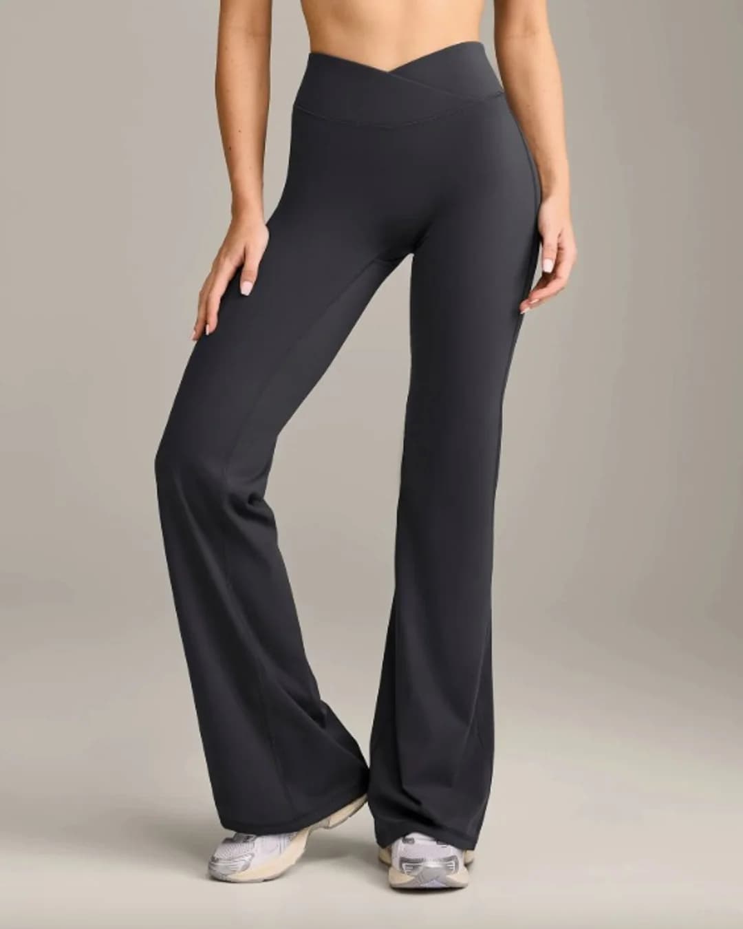 Pantalón flare de tiro alto con cintura cruzada, caída fluida