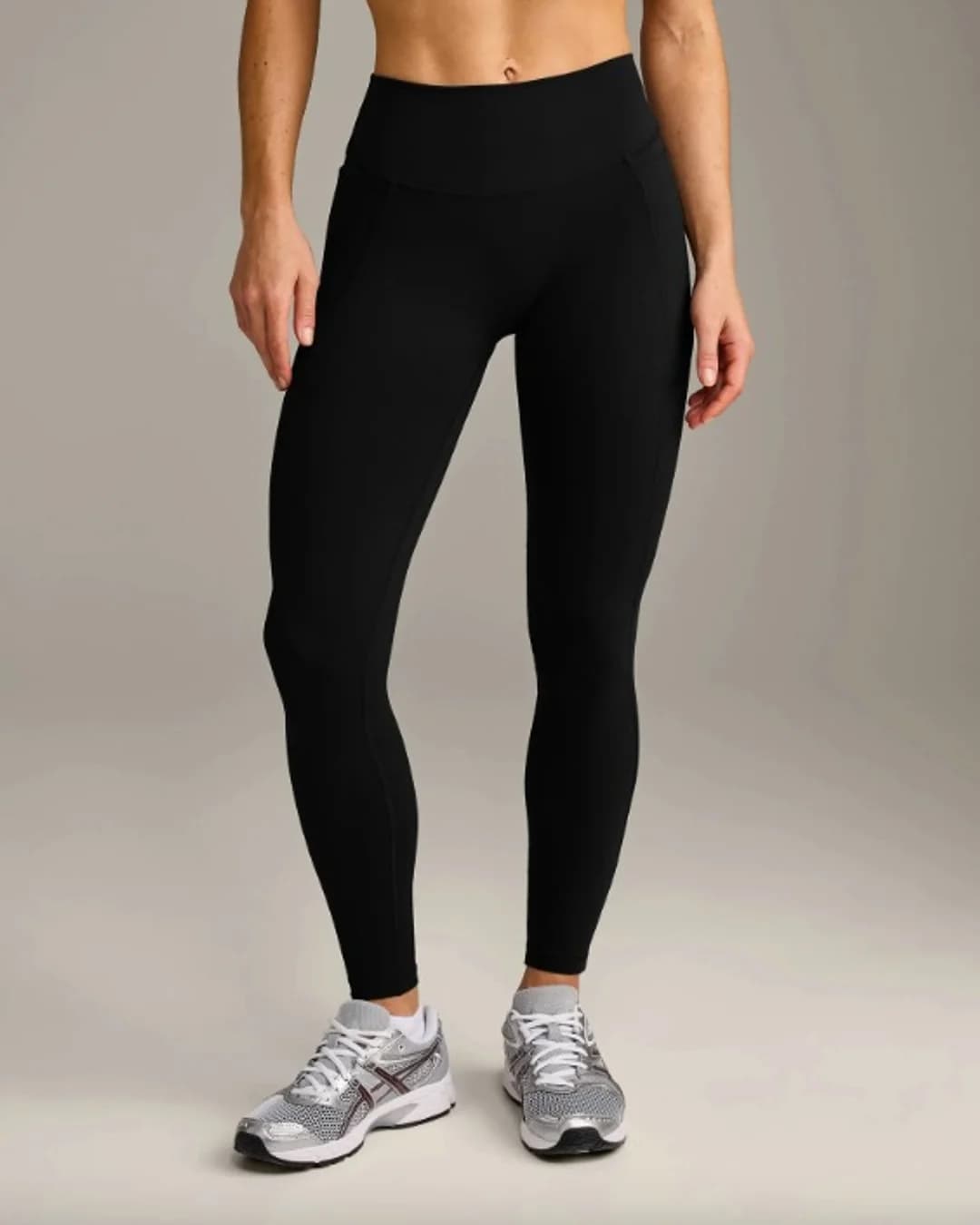Legging de tiro alto en negro profundo, silueta esbelta, textura premium