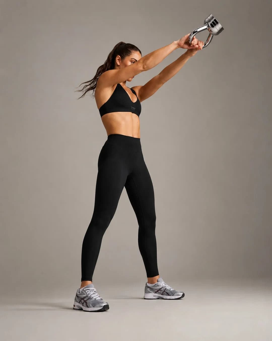 Legging clásico negro en entrenamiento con mancuerna