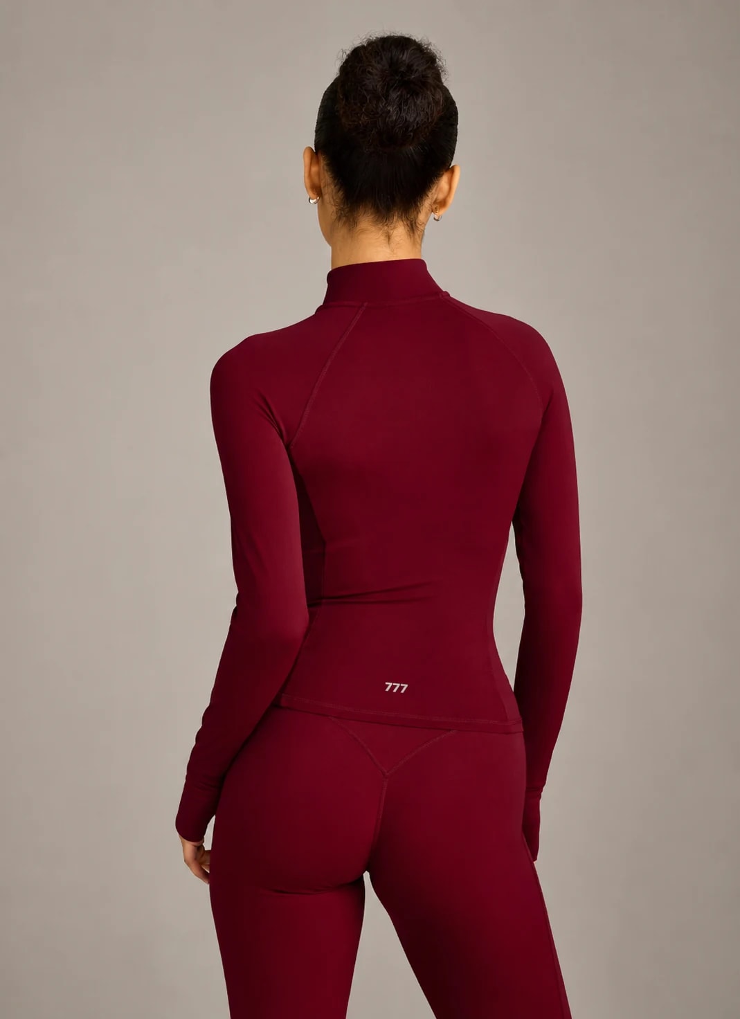 777 FORM ESSENTIAL JACKET Ruby Red en uso