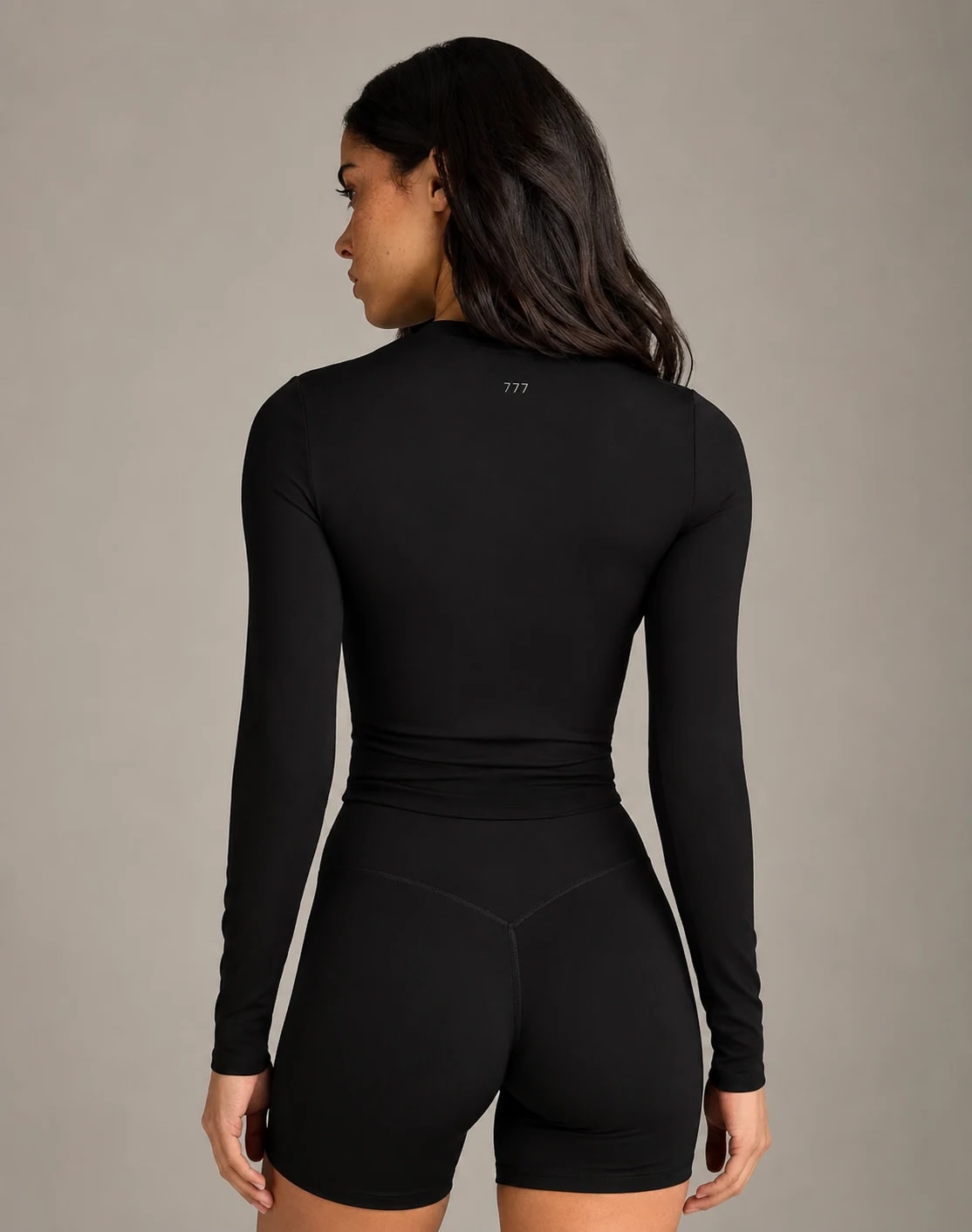 777 FORM ESSENTIALS CAMISETA LONG Black, vista frontal
