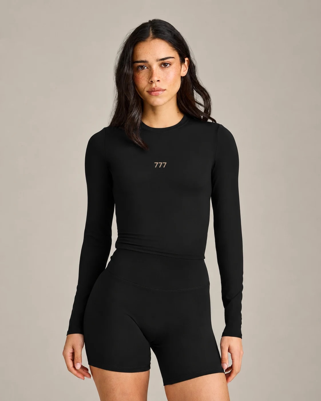 777 FORM ESSENTIALS CAMISETA LONG Black en uso