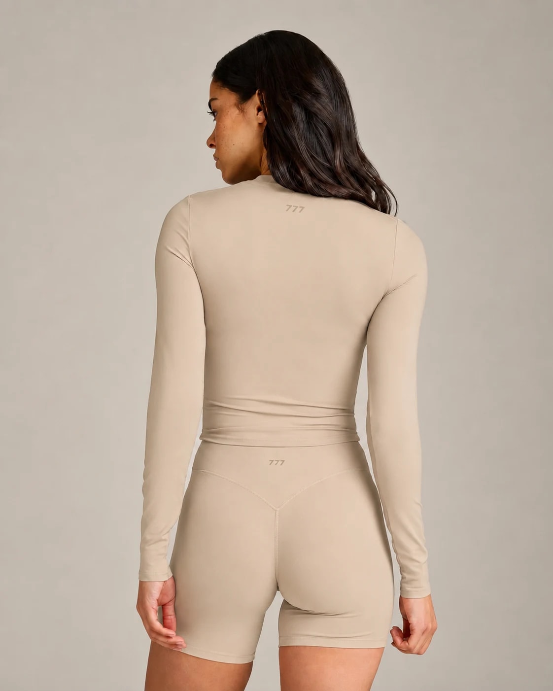777 FORM ESSENTIALS CAMISETA LONG Oatmeal en uso