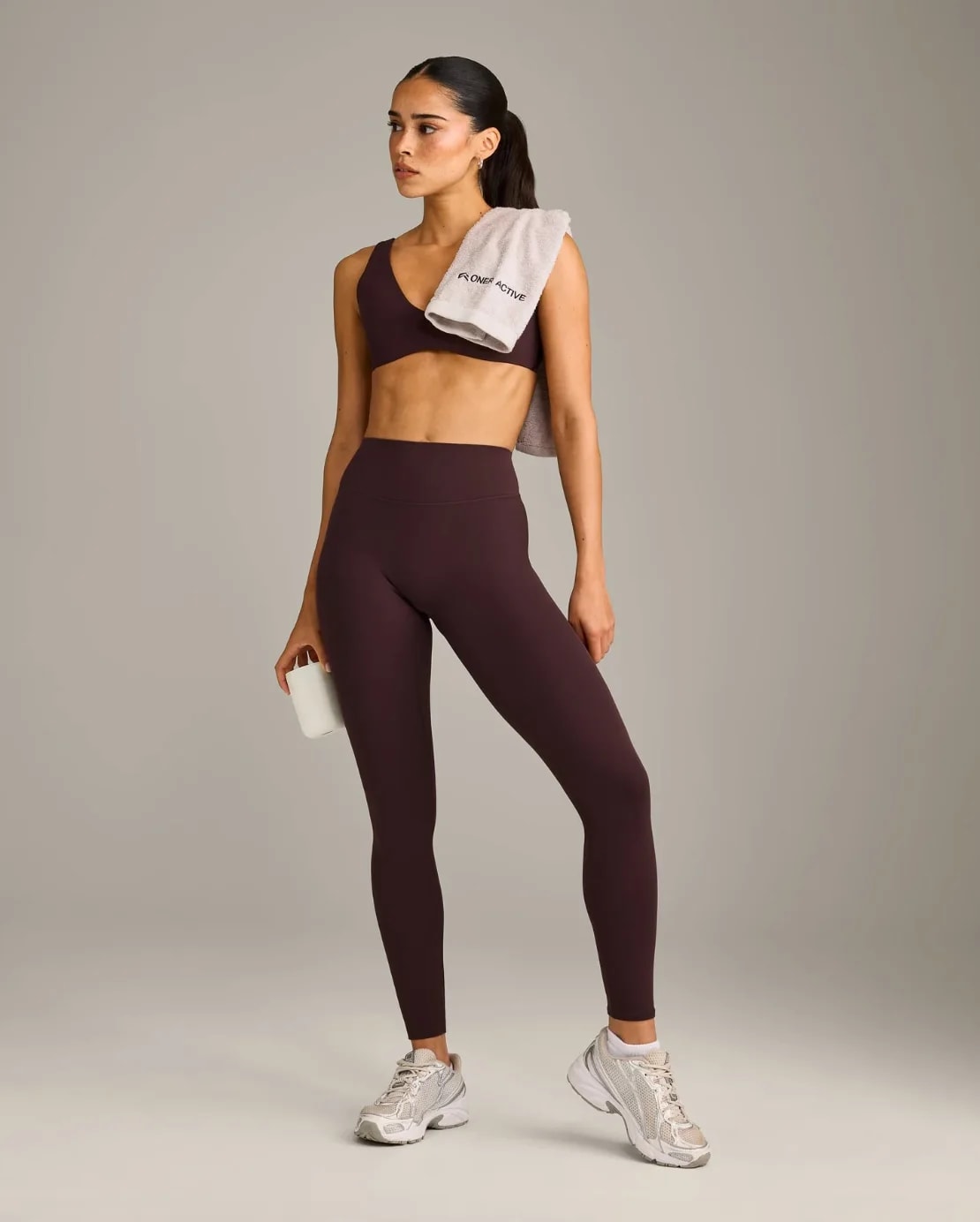 777 FORM ESSENTIALS LEGGING Dark Umber Brown en uso