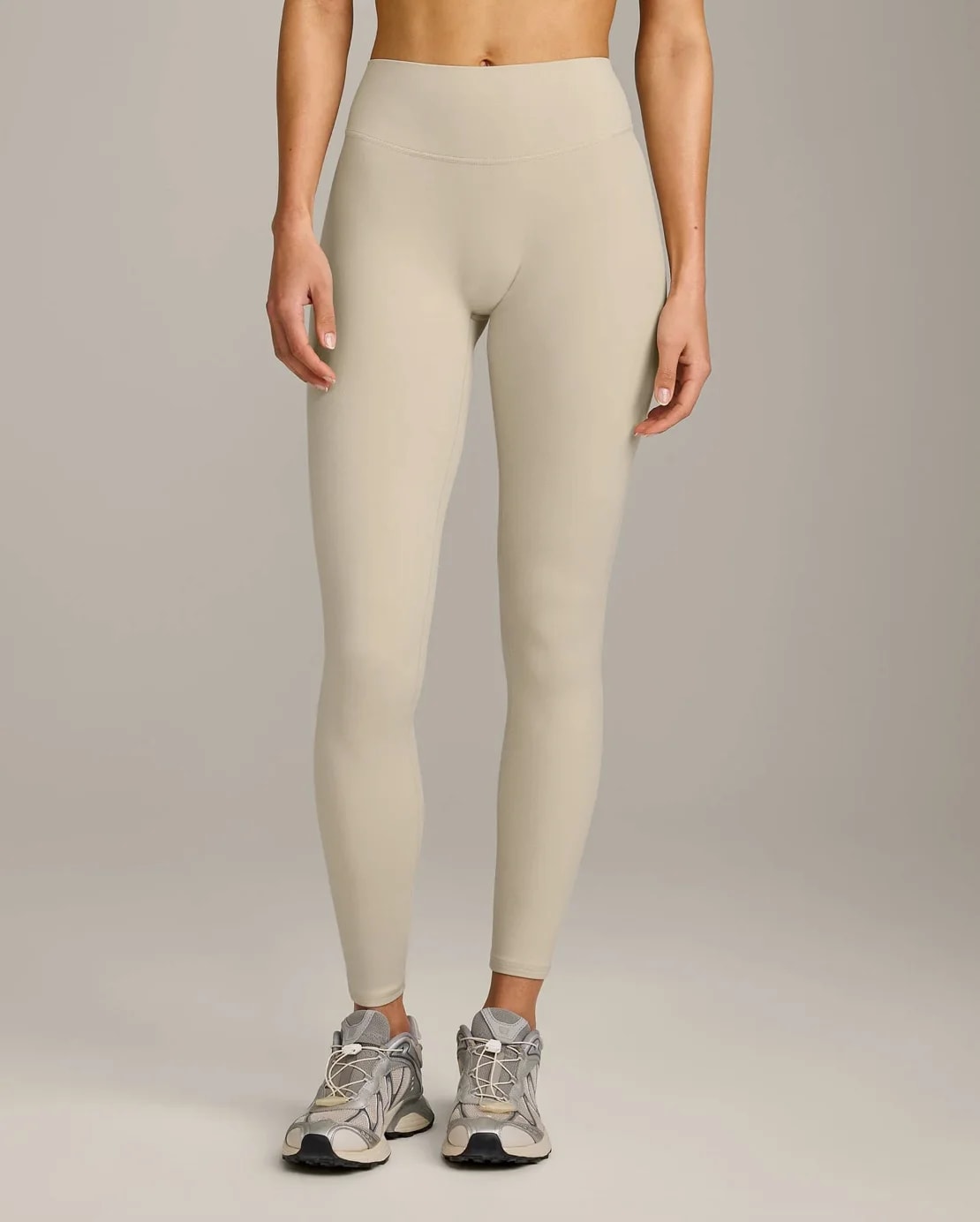 777 FORM ESSENTIALS LEGGING Oatmeal en uso