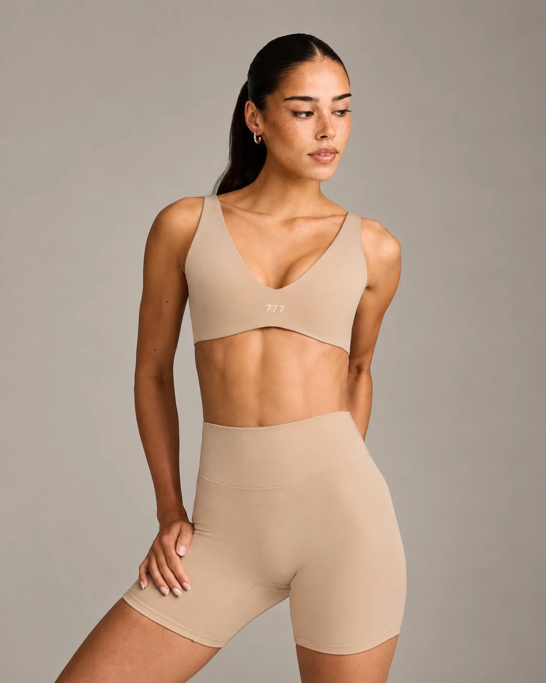 777 FORM ESSENTIALS SHORT Oatmeal, vista frontal