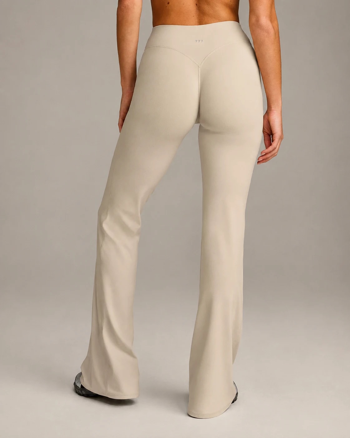 777 FORM LEISURE PANT Oatmeal, vista posterior