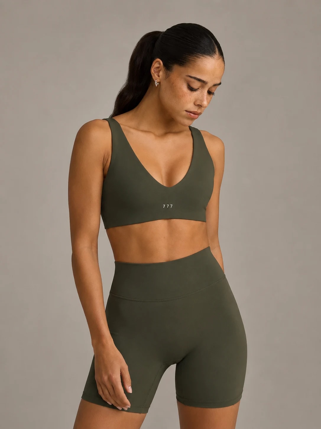 777 FORM SCOOP BACK BRALETTE Alpine Green, detalle