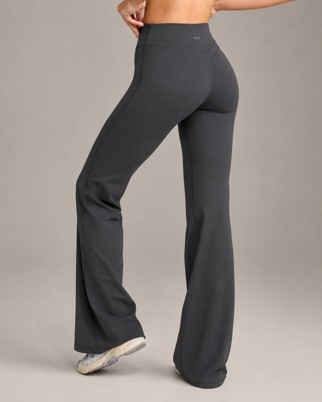 777 FORM V FLARE PANT Coal, vista posterior