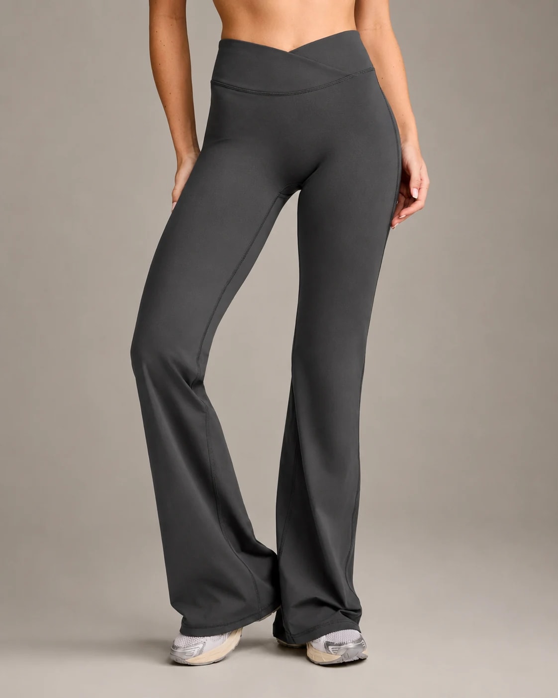 777 FORM V FLARE PANT Coal, vista frontal