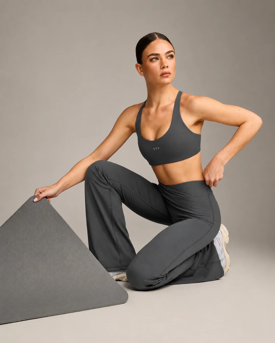 777 FORM V FLARE PANT Coal en uso